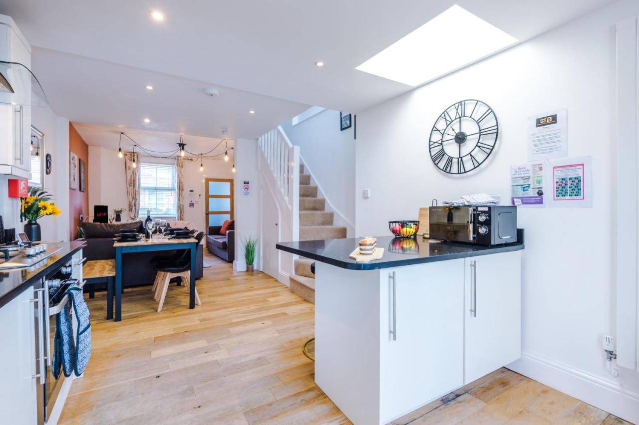 Pristine 2-Bed House In Chester By 53 Degrees Property, Ideal For Families & Small Groups, Great Location - Sleeps 6 Hough Green Exterior foto